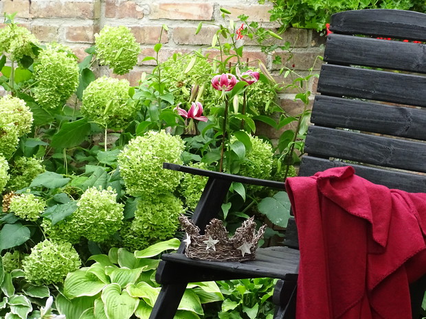 Częstym motywem moich prac są nakrycja głowy np. korony ..