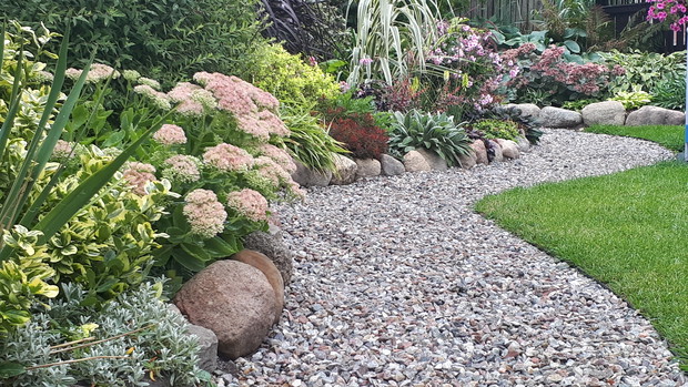 Falistą ścieżką dookoła domu...