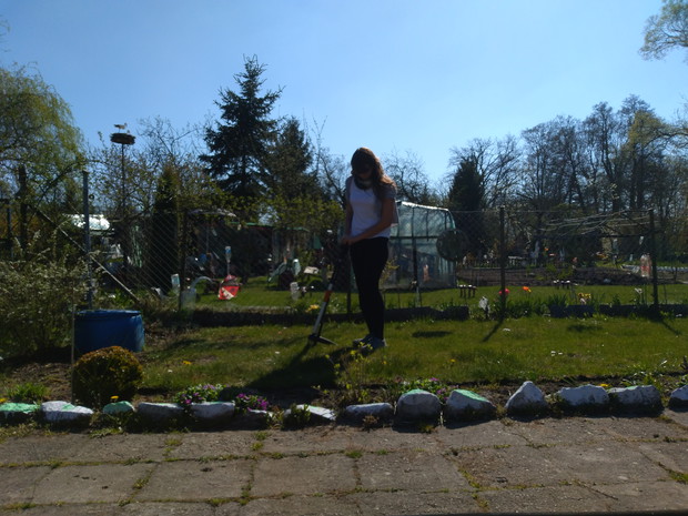 Każdy pomaga w pracach ogrodowych