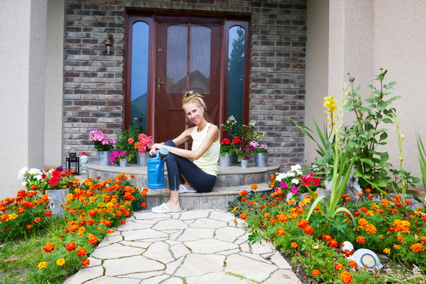 Sierpniowy festiwal kolorów przed wejściem do domu