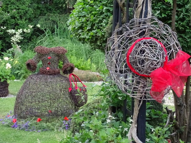 Sukienka z gałązek brzozy.