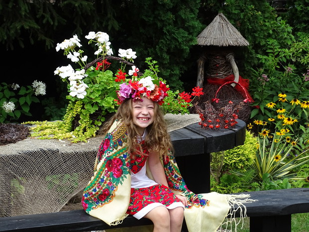 Wnuczka Nadia szczęśliwa, że może nosić wianki.