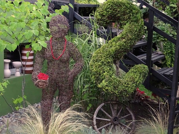 Znak zapytania i rzeźba z gałęzi.