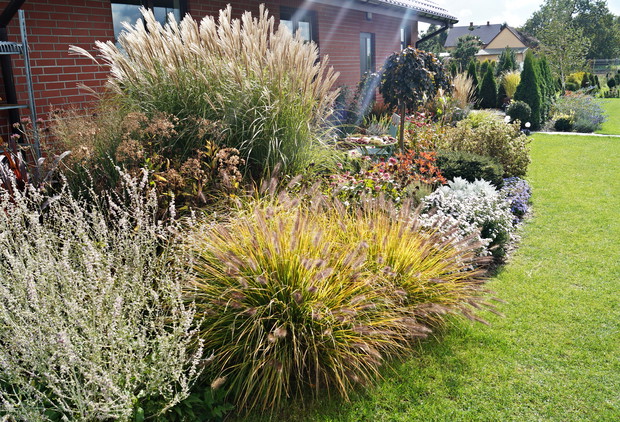 Rabata przy budynku jesienią