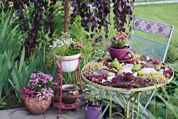 Rojnikowy stolik latem