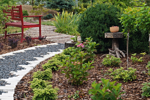 Ścieżka z białych cegieł i grysu bazaltowego