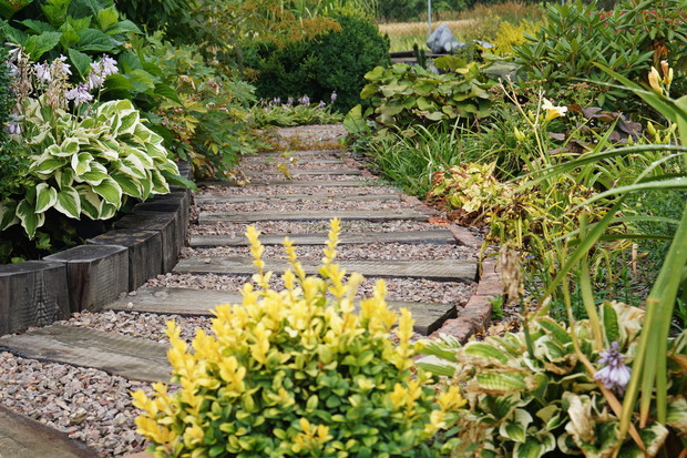 Ścieżka z podkładów kolejowych