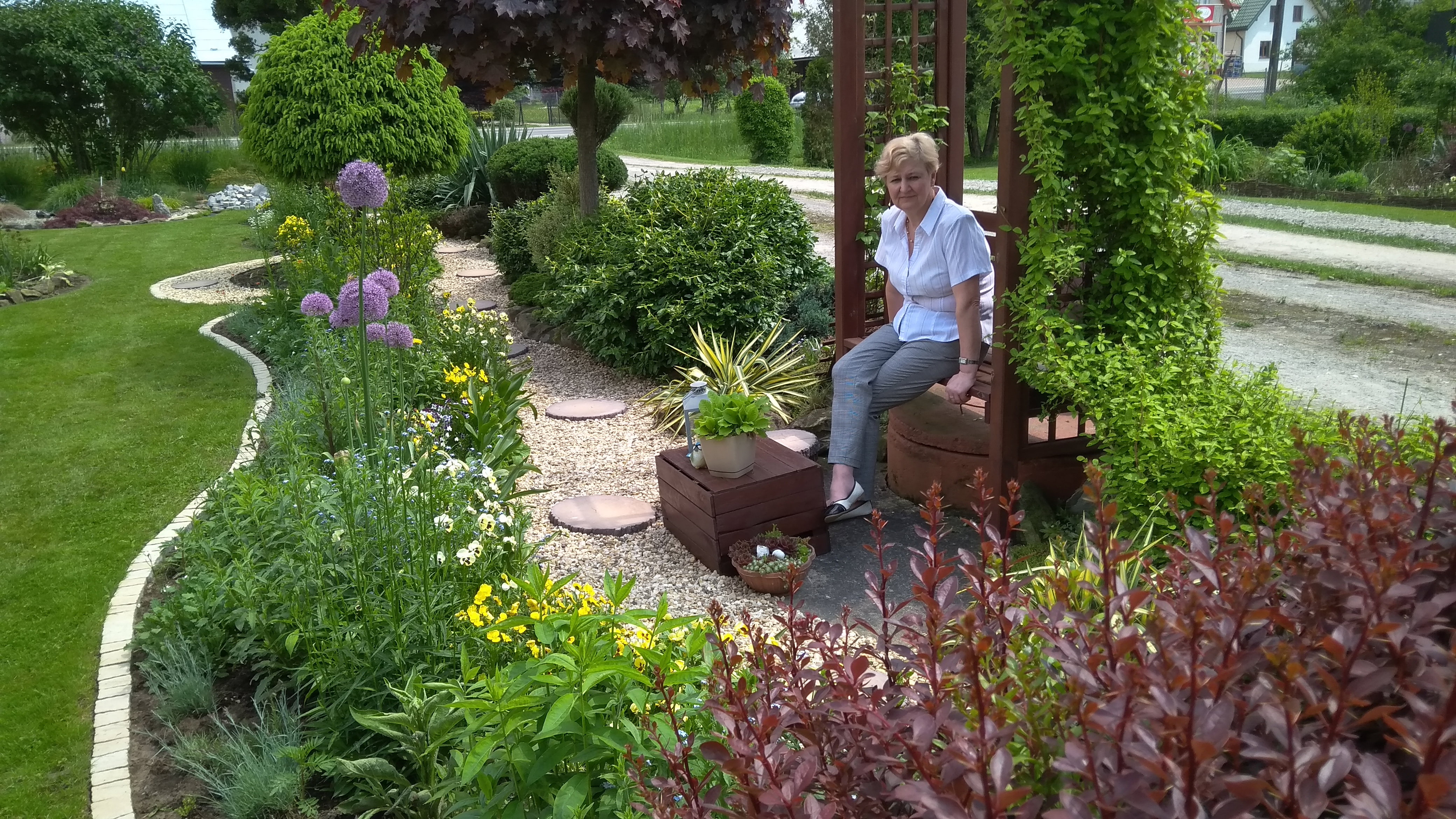 Jeden z kącików wypoczynkowych i ścieżka, która powstała w tym roku.