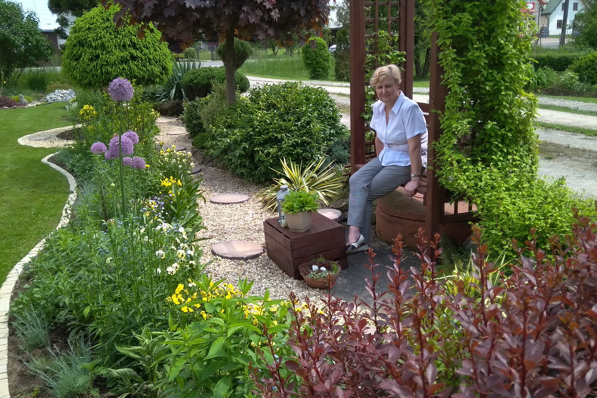 Jeden z kącików wypoczynkowych i ścieżka, która powstała w tym roku.
