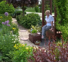 Jeden z kącików wypoczynkowych i ścieżka, która powstała w tym roku.