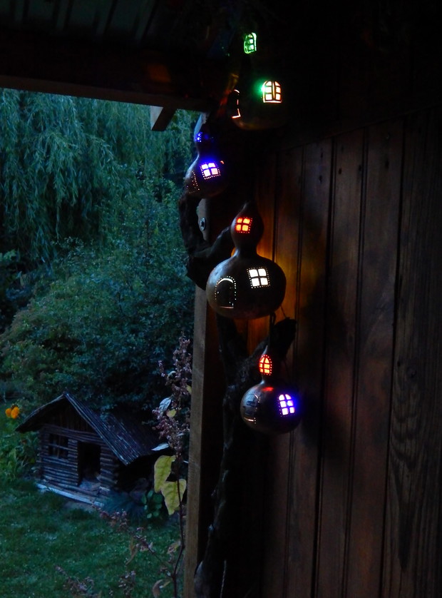 Lampiony z tykwy wieczorową porą