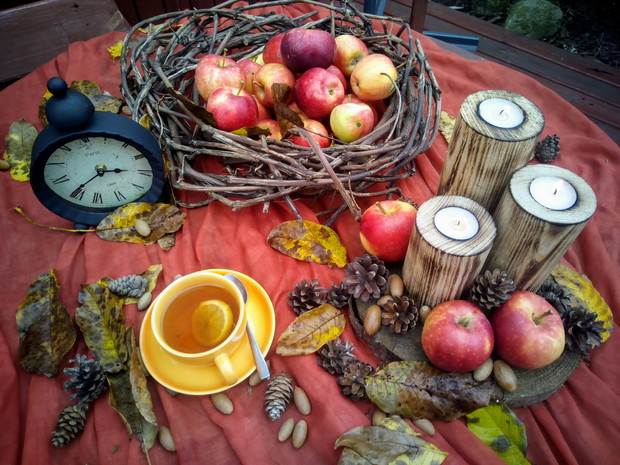 Na tarasie z filiżanką herbatki.