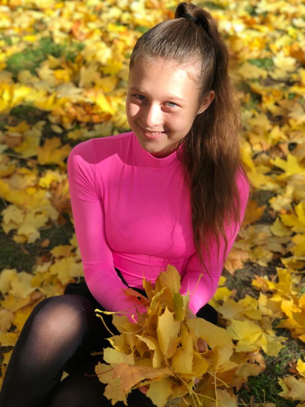 Dywan z jesiennych liści, a na nim wnuczka Sandra