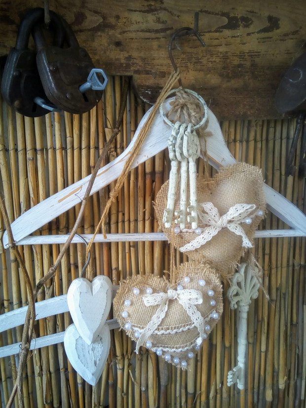 Stary wieszak i serduszka jutowe.