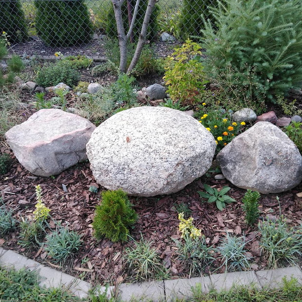 Głazy w ogrodzie