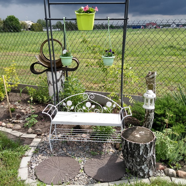 Ławeczka w ogrodzie