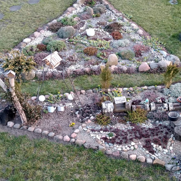 Rabatka z kamieni polnych