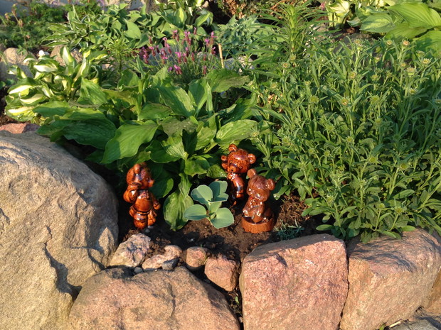 Rodzinka niedźwiadków na straży miniaturowej hosty