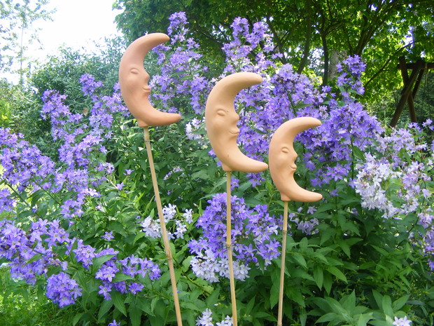 Samo rozsiewający się dzwonek i  księżyce