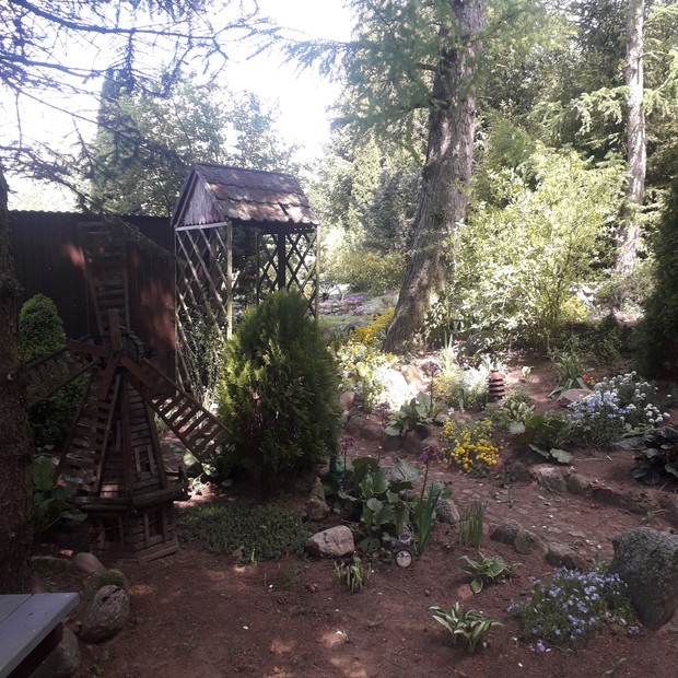 To jest też przy wejściu na posesję tylko po lewej stronie  tutaj stanie gril z wędzarnią wymurowanym z kamienia