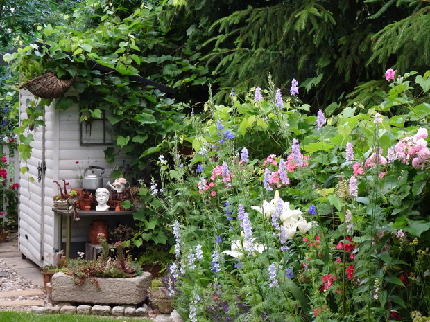 Przed domkiem ogrodniczki