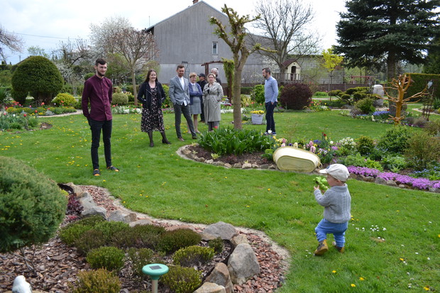 Cała rodzina zawsze chętnie ogląda zmiany w ogrodzie.
