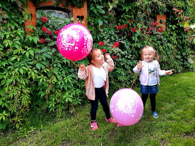 Dziewczynki Majka z Nelką.