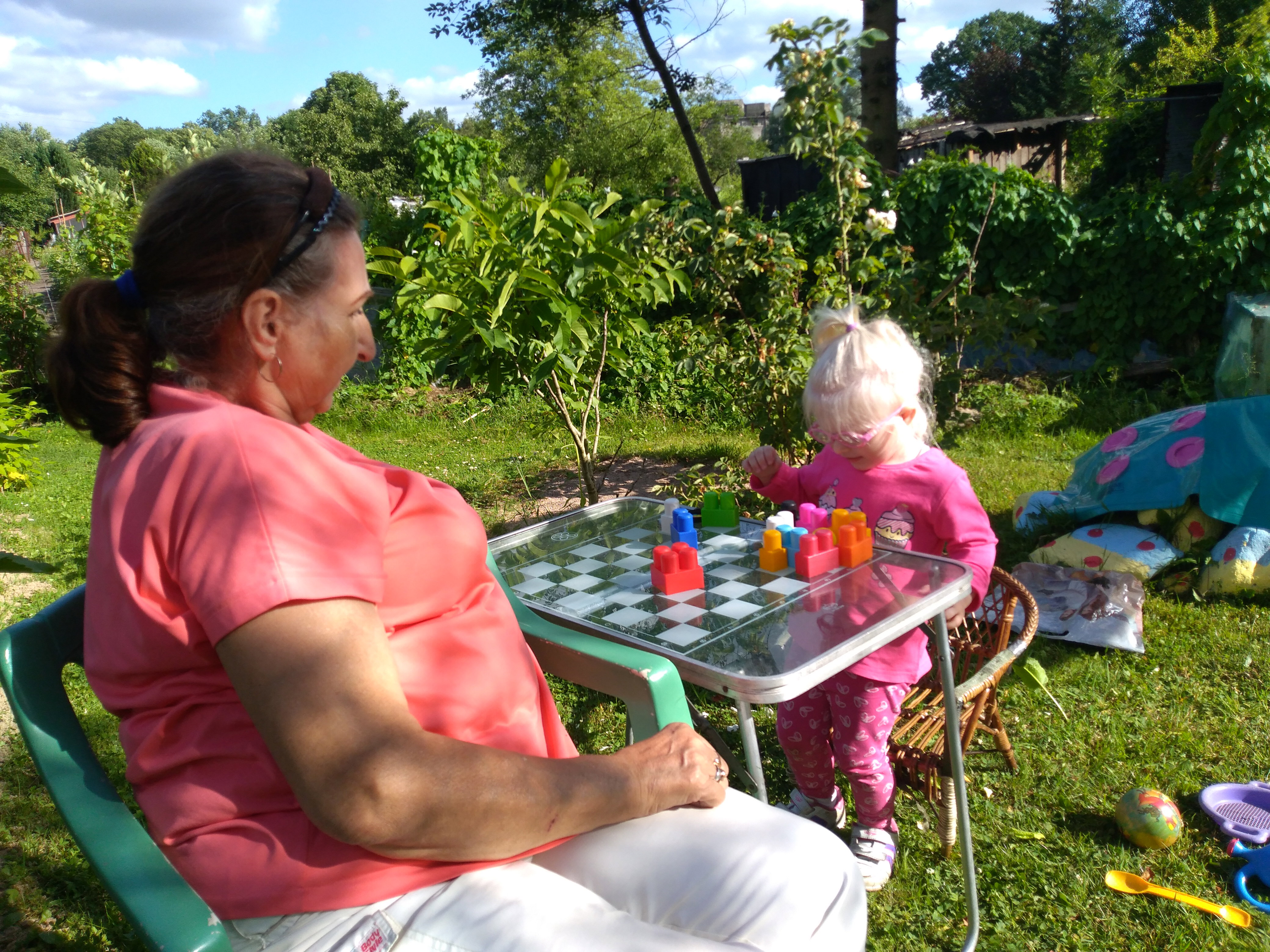 Gra w warcaby z babcią