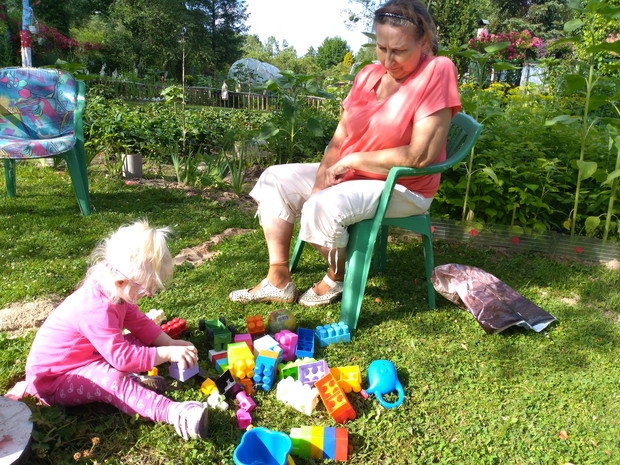 Karolinka chętnie bawi się z babcią