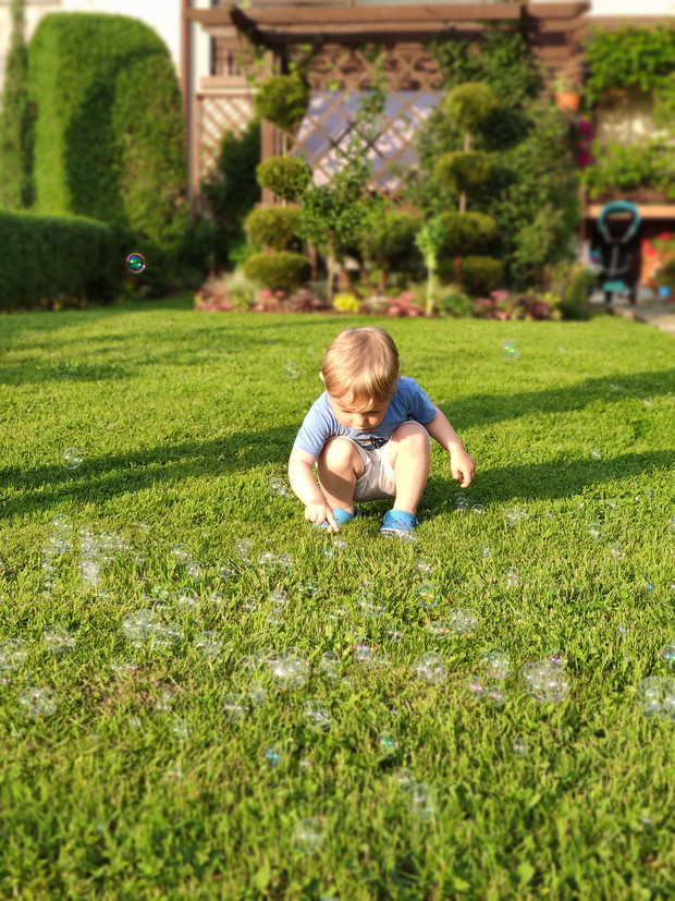 Leoś uwielbia zabawy w ogrodzie dziadków.