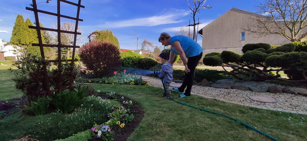Młody ogrodnik uczy się dbać o rośliny.