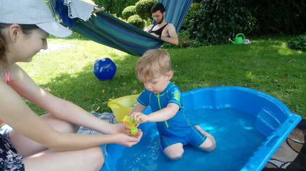 Odpoczynek w cieniu drzew w ogrodzie.