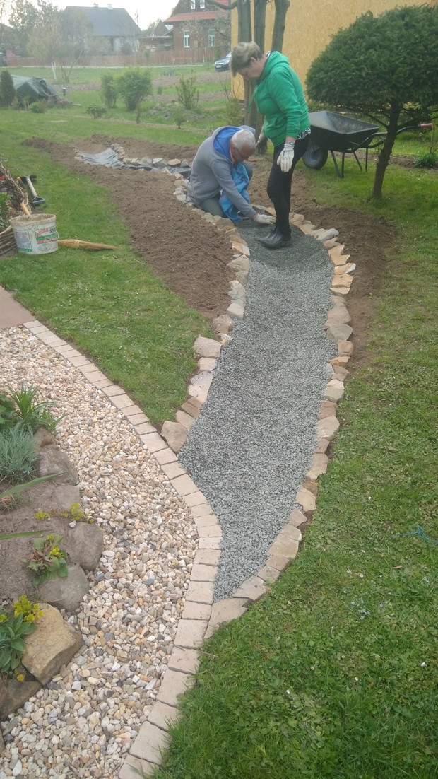 Powstaje nowy zakątek w ogrodzie - sucha rzeka.