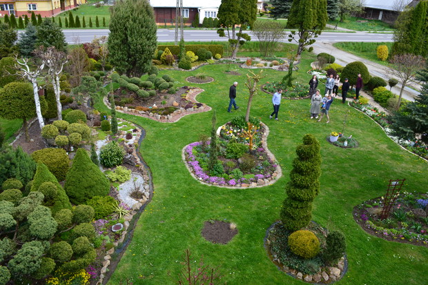 Rodzinne świętowanie przeniosło się do ogrodu.