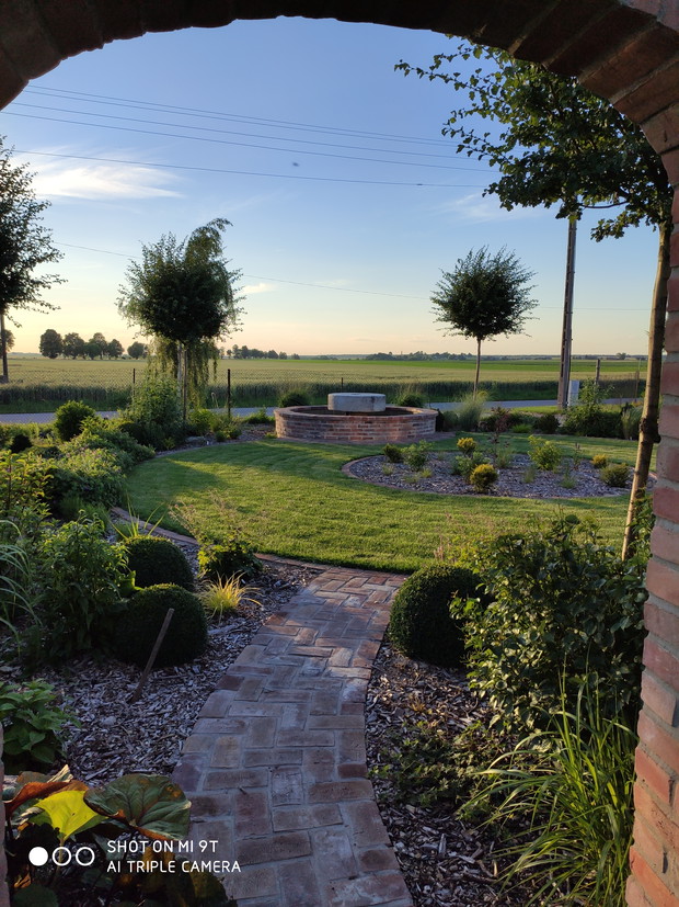 ceglana ścianka - widok na ogród przed domem