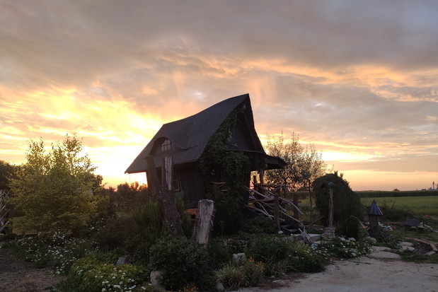 domek czarownicy o świcie