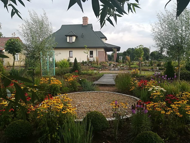 widok z rabaty preriowej na dom