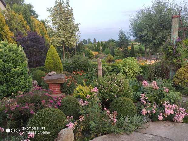 widok z wieżyczki na kamienny stół