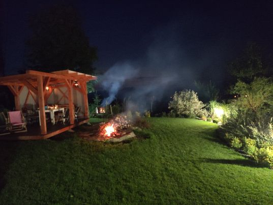 Widok na  ogród nocą