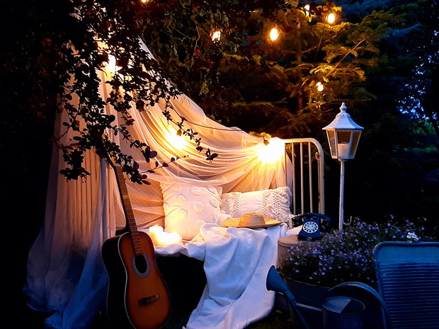 Kącik wypoczynkowy wieczorową porą.