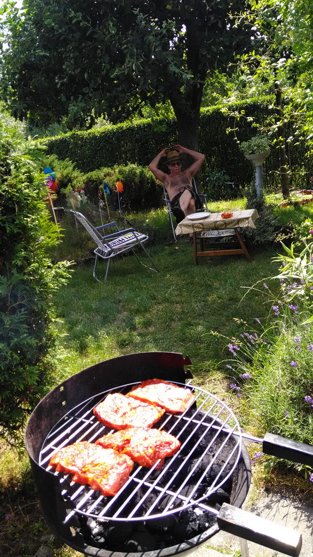 Ojciec, jabłonka i grill