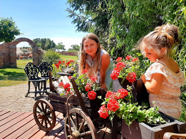 Lenka z Majką na tarasie.