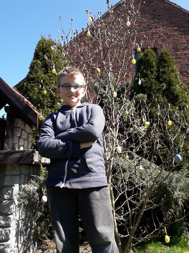 Synek na tle drzewka Wielkanocnego