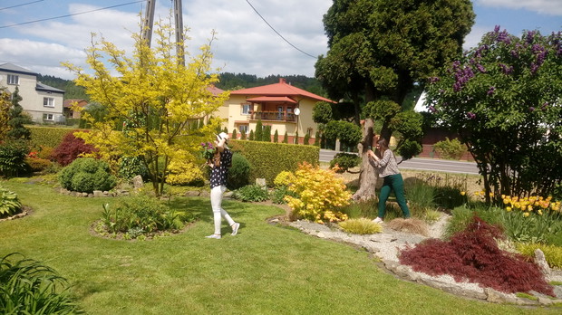 Nasz ogród jest idealnym miejscem na rodzinne sesje zdjęciowe.