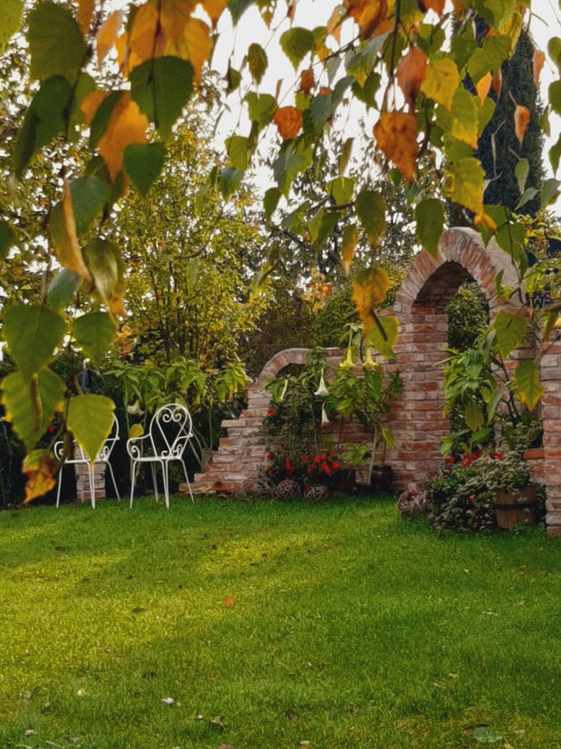 W złotych kolorach.