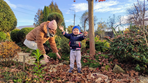 Wnuczek uwielbia zabawy w ogrodzie o każdej porze roku.
