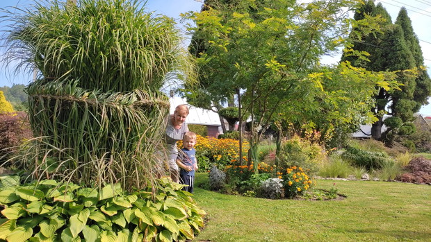 Zabawy w chowanego pośród traw.