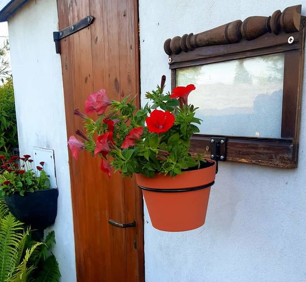 Kwietniki, stary zlew i drzwiczki ze starego zegara