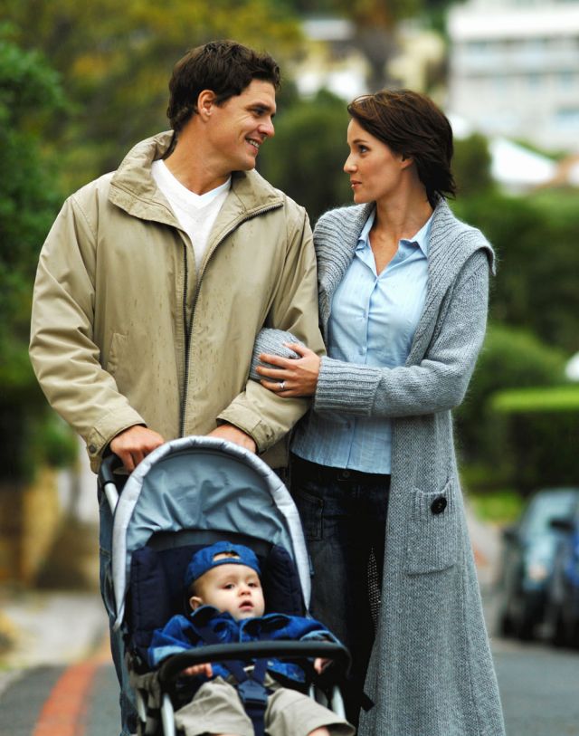 mama, tata, jesień, spacer, niemowlę, wózek dziecięcy