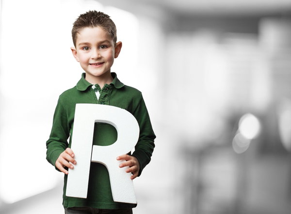 Dziecko trzyma literę "r"